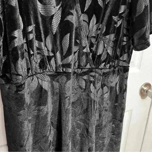 NWOT POLAGRAM  Black Floral Faux Wrap Velvet Maxi V-Neck Dress | size 3XL - Picture 5 of 10